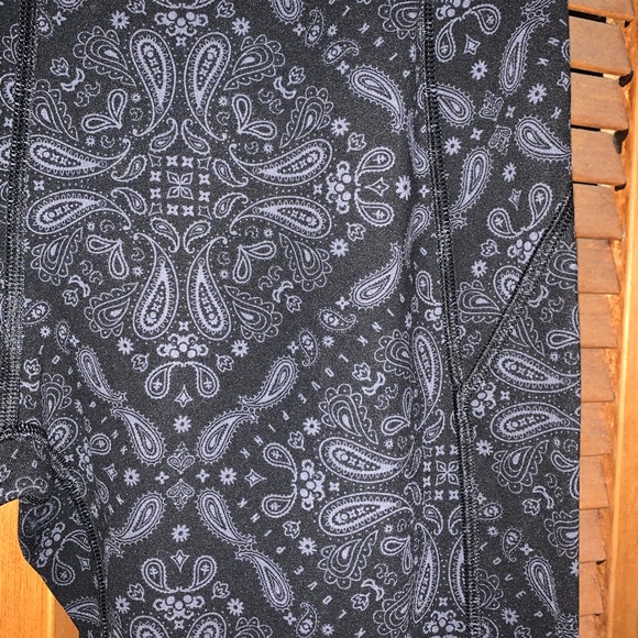 BNWOT PINK Sport paisley leggings. - Picture 2 of 8